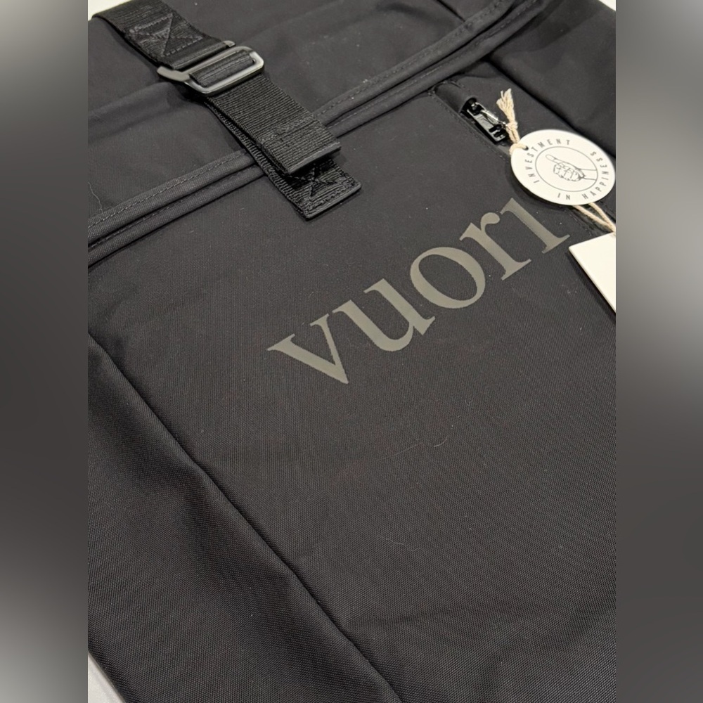 Vuori Backpack Black NWT Open Compartment Roll Top Closure Lpatop Sleeve - Picture 2 of 7